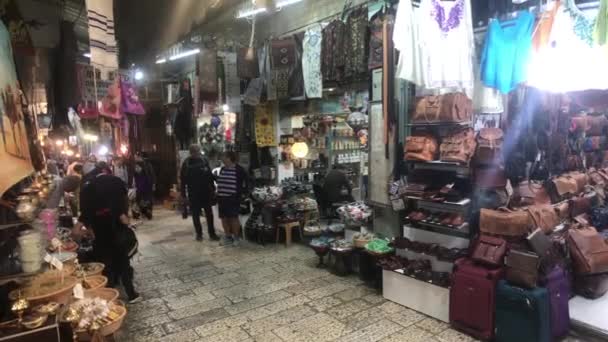 Jerusalén, Israel - 20 de octubre de 2019: los turistas caminan en grupos por las calles de la ciudad vieja parte 9 — Vídeos de Stock