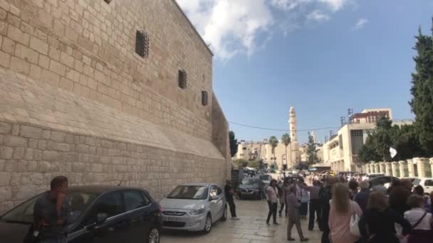 Bethlehem, Palestin - 20. Oktober 2019: Touristen inspizieren das antike Territorium Teil 2 — Stockvideo