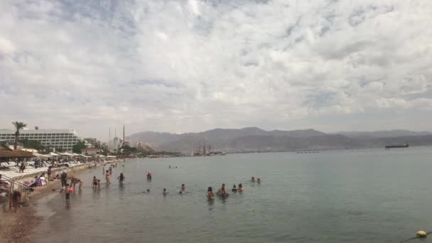 Eilat, Izrael - 2019. október 24.: Turisták fürdenek a tengerben — Stock videók