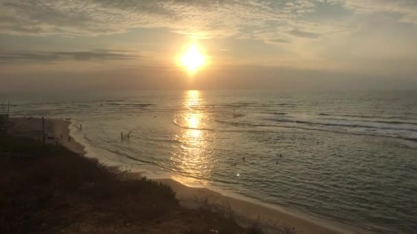 Tel Aviv, Izrael - 2019. október 22.: turisták pihenhetnek a strandon 6. rész — Stock videók