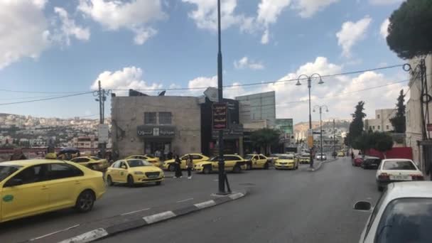 Bethlehem, Palestina - 20 oktober 2019: toeristen lopen door de straten van de stad deel 17 — Stockvideo