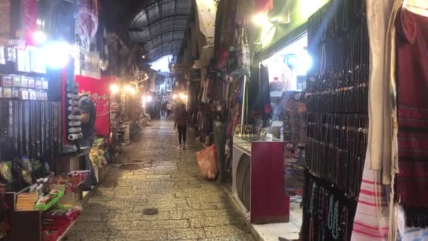 Jerusalén, Israel - 20 de octubre de 2019: los turistas caminan en grupos por las calles de la ciudad vieja parte 7 — Vídeos de Stock