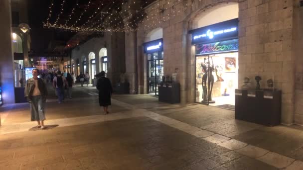 Єрусалим, Ізраїль - 20 жовтня 2019 р.: туристи гуляють нічним містом — стокове відео