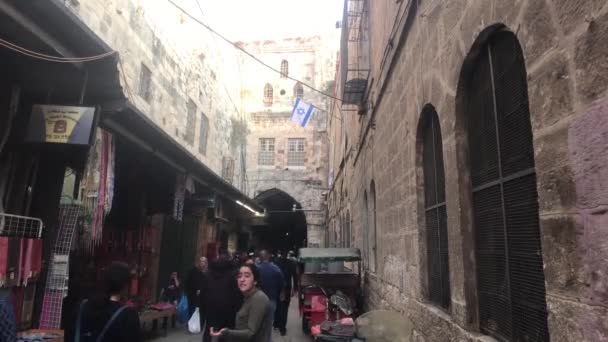 Jeruzalem, Israël - 20 oktober 2019: oude stad met toeristen die door de straten lopen deel 12 — Stockvideo