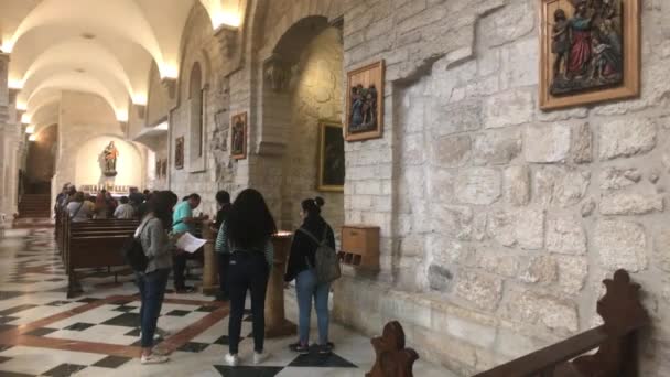 Belén, Palestina - 20 de octubre de 2019: Basílica de la Natividad los turistas inspeccionan la parte interior 9 — Vídeos de Stock