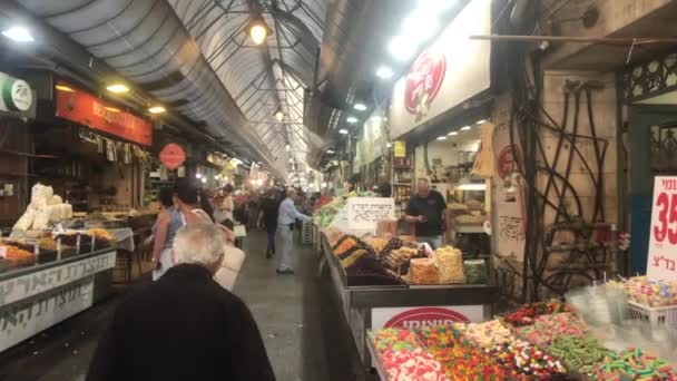 Jeruzalem, Israël - 20 oktober 2019: toeristen lopen rond op de oude markt deel 7 — Stockvideo