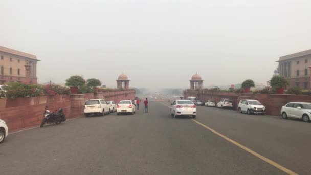New Delhi, India, 11 november 2019, auto 's staan op de achtergrond van een oud gebouw in de hoofdstad deel 2 — Stockvideo