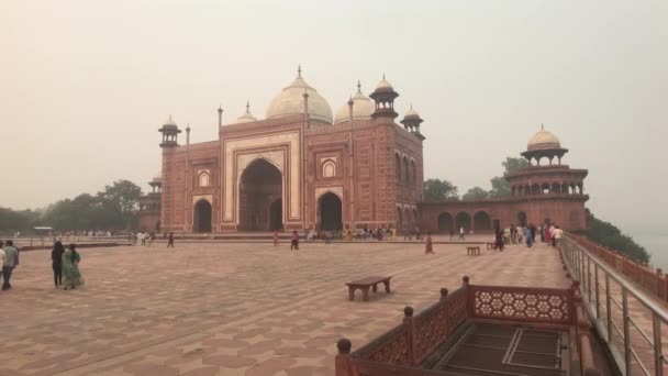 Агра, Индия, 10 ноября 2019 года, Тадж-Махал, дополнительные здания на территории главной мечети — стоковое видео