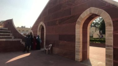 Jaipur, Hindistan - 4 Kasım 2019: Jantar Mantar turistleri kavurucu güneşin altındaki tarihi binaları incelerler