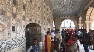 Jaipur, Hindistan, Kasım 05, 2019, Amer Kalesi turistleri gezmek için toplandı