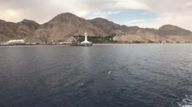 Eilat, İsrail - Dağlara bakan denizde yürü