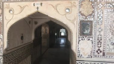 Jaipur, Hindistan, Kasım 05, 2019, Amer Kalesi cephaneliği ve duvarda güzel bir girişi olan desenler.