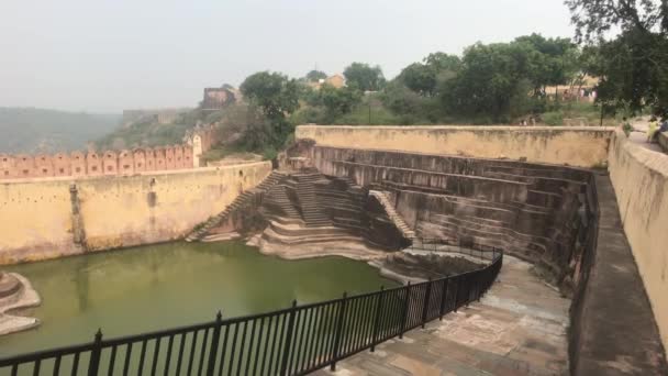 Джайпур, Индия - Бассейн для аблюистов внутри крепости часть 4 — стоковое видео