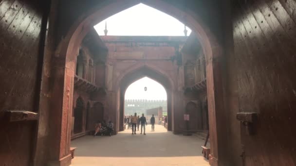 Agra, India, 10 de noviembre de 2019, Agra Fort, los turistas ven los lugares de interés — Vídeo de stock