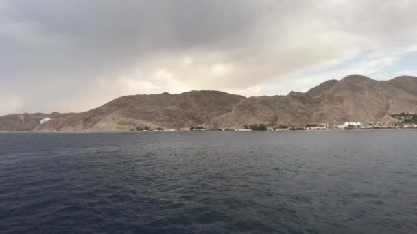 Eilat, Israel - Caminar sobre el mar con vistas a las montañas parte 4 — Vídeos de Stock