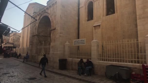 Єрусалим, Ізраїль - 20 жовтня 2019 р.: туристи переїжджають до історичних місць старої частини міста 9 — стокове відео