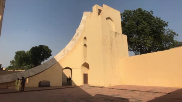 Jaipur, Hindistan - 4 Kasım 2019: Jantar Mantar turistleri kavurucu güneşin altındaki tarihi binaları teftiş ediyorlar — Stok video