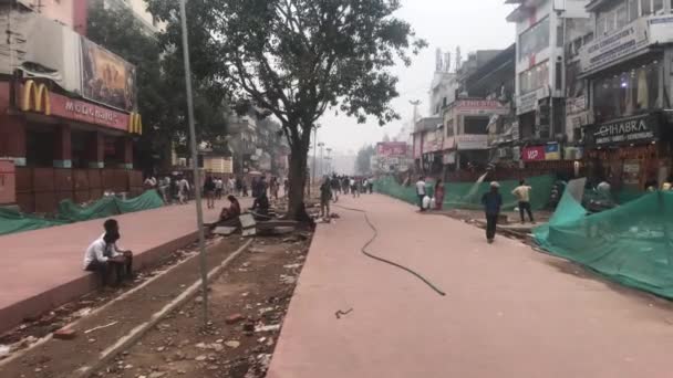 New Delhi, Inde, 11 novembre 2019, les touristes marchent dans la rue où les réparations sont en cours partie 3 — Video