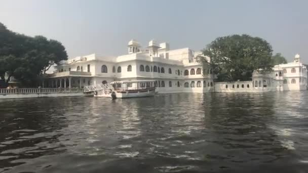 Udaipur, Indie - Procházka po jezeře Pichola na malé lodi část 5 — Stock video