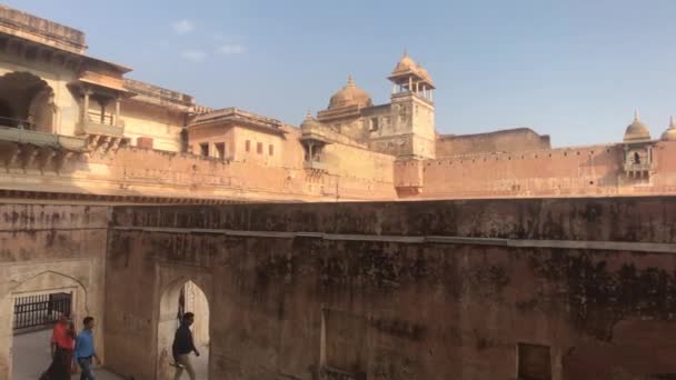 Jaipur, Indie, listopad 05, 2019, Amer Fort turisté chodit na různých úrovních pevnosti — Stock video
