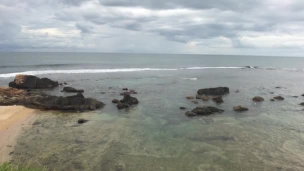 Galle, Sri Lanka, rotsen, golven en zee met wolken — Stockvideo