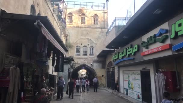 Jeruzalém, Izrael - 20. října 2019: Staré město s turisty na procházce po ulicích část 10 — Stock video
