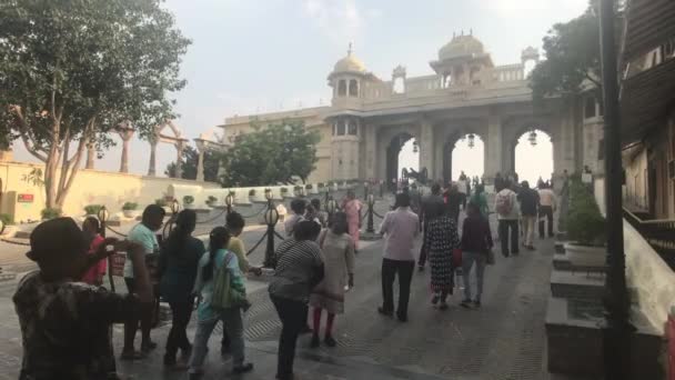 Udaipur, India - 2019. november 13.: A Városi Palota turistái elindulnak az úton 2. rész — Stock videók