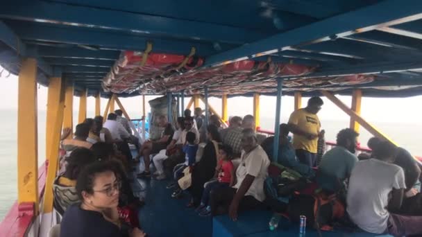 Βομβάη, Ινδία - 10 Νοεμβρίου 2019: Οι τουρίστες της Αραβικής Θάλασσας κάθονται σε ένα σκάφος αναψυχής μέρος 7 — Αρχείο Βίντεο