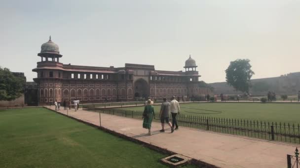 Agra, India - 10 novembre 2019: I turisti di Agra Fort camminano fino all'ingresso principale del forte rosso — Video Stock