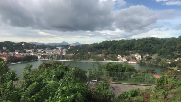 Канди, Шри-Ланка, вид на город с озера до дождя — стоковое видео