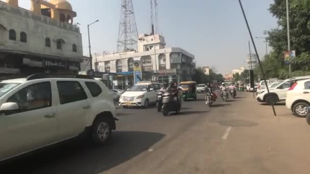 Jaipur, India - 03 november 2019: dicht verkeer op een stadsstraat — Stockvideo