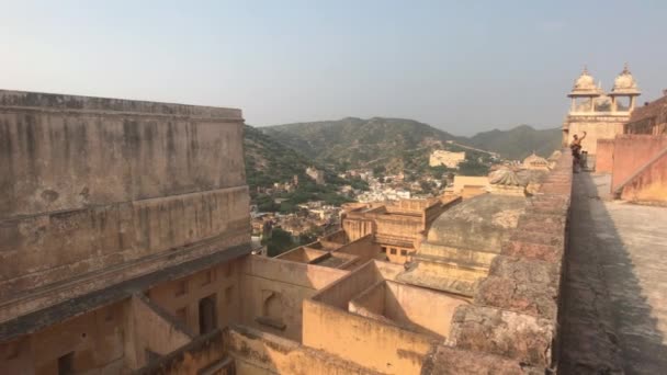 Jaipur, Indie, 5. listopadu 2019, Amer Fort dlouhý balkon s turisty na pozadí velké horské části 2 — Stock video