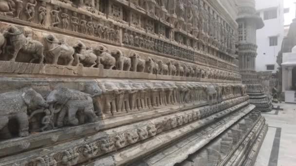 Udaipur, Ινδία - όμορφα σχέδια της πέτρας στους τοίχους ενός αρχαίου ναού μέρος 3 — Αρχείο Βίντεο