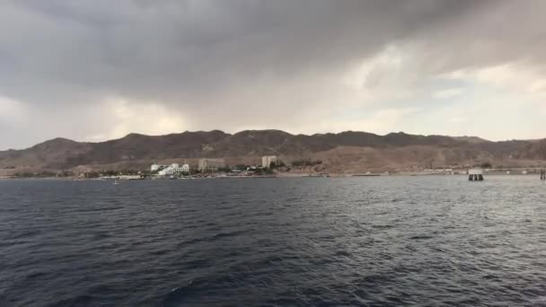 Eilat, İsrail - Dağlara bakan denizde yürü Bölüm 3 — Stok video
