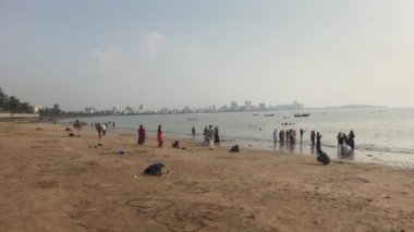 Mumbai, Hindistan - 10 Kasım 2019: Deniz Turistleri Sahilde Yürüyüş Bölüm 4