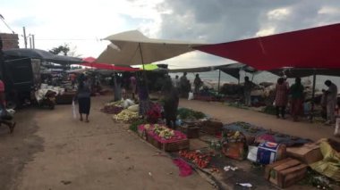 Negombo, Sri Lanka, 23 Kasım 2019, yerel pazarda turistler