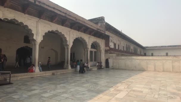 Agra, Indie, 10. listopadu 2019, Agra Fort, turisté procházejí chodbami staré budovy — Stock video