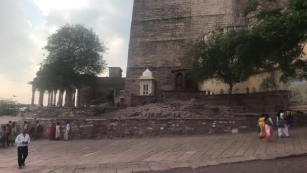 Jodhpur, indien - 06. November 2019: mehrangarh fort touristen klettern langsam zum eingang — Stockvideo