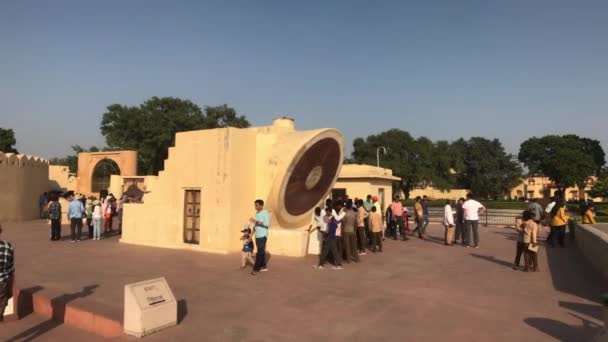 Jaipur, India - 04 november 2019: Jantar Mantar toeristen lopen rond op het grondgebied van historische structuren deel 18 — Stockvideo