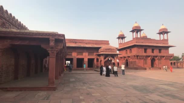 Fatehpur sikri, Indien - 15. November 2019: Verlassene Stadttouristen gehen durch die Straßen Teil 16 — Stockvideo
