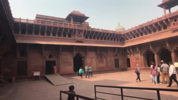 Agra, Indien, 10. November 2019, agra fort, Touristen gehen entlang der roten Backsteinstruktur Teil 5 — Stockvideo