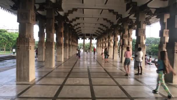Colombo, Srí Lanka, 20. listopadu 2019, turisté procházejí komplexem — Stock video