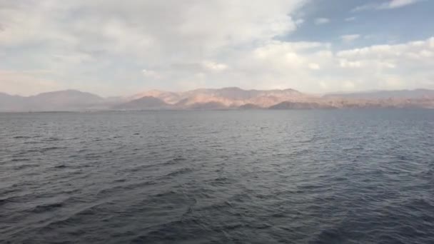 Eilat, Israël - Wandeling op zee met uitzicht op de bergen deel 5 — Stockvideo