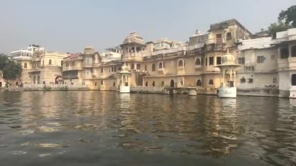 Udaipur, Índia - vista das paredes do palácio do lado do lago Pichola parte 9 — Vídeo de Stock