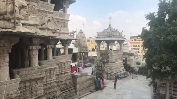 Udaipur, Indien - 13 november 2019: Jagdish Temple turister i bakgrunden av ett vackert tempel del 2 — Stockvideo