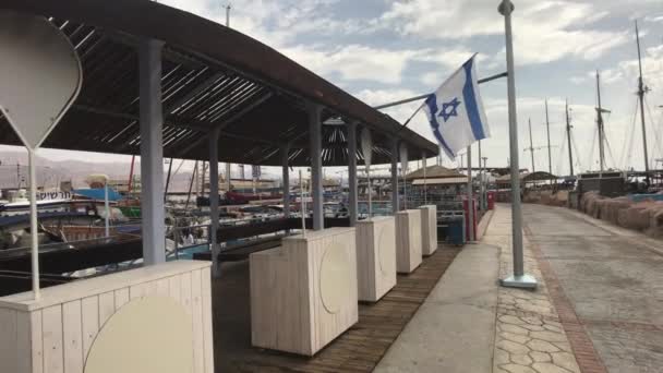 Eilat, Izrael - zászló lóg a rakparton — Stock videók