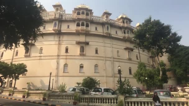 Udaipur, India - 13 november 2019: City Palace toeristen gaan op de weg deel 11 — Stockvideo