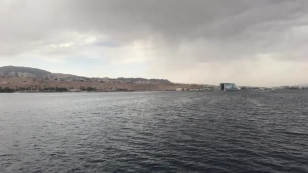 Eilat, İsrail - Dağlara tepeden bakan denizde yürü — Stok video