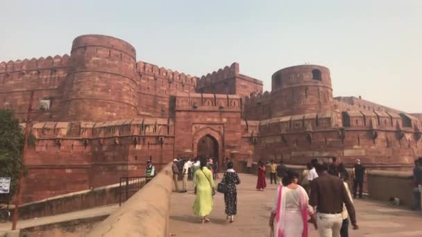 Agra, India, November 10, 2019, Agra Fort, a stream of tourists moves to the territory of the fort part 5 — ストック動画