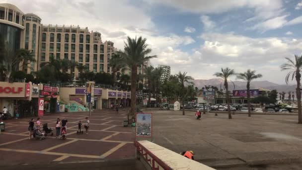 Eilat, Israël - 24 oktober 2019: toeristen wandelen langs de winkels deel 7 — Stockvideo